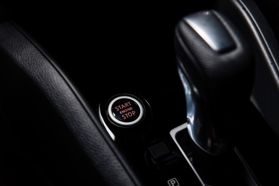 Детали интерьера Nissan Versa SR 2019 года  (NA) (фото 3 из 15)